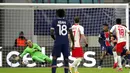 Pemain RB Leipzig Christopher Nkunku (kanan) mencetak gol ke gawang Paris Saint-Germain pada pertandingan Grup H Liga Champions di RB Arena, Leipzig, Jerman, Rabu (4/11/2020). RB Leipzig menang 2-1. (AP Photo/Michael Sohn)