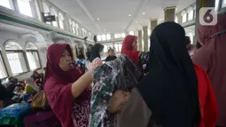 Pengungsi korban kebakaran rumah di Jalan Bangka Buntu I, Kelurahan Bangka, Mampang Prapatan, Jakarta Selatan, Selasa (27/12/2022). Sebanyak 543 jiwa menempati lokasi tempat terjadinya kebakaran. (merdeka.com/Imam Buhori)