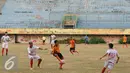 Pesepakbola Persipasi Bandung Raya (PBR) dan Villa 2000 melakukan laga uji coba di Stadion Lebak Bulus Jakarta, Sabtu (22/8/2015). Uji tanding ini merupakan persiapan PBR menghadapi turnamen Piala Presiden 2015. (Liputan6.com/Helmi Fithriansyah)