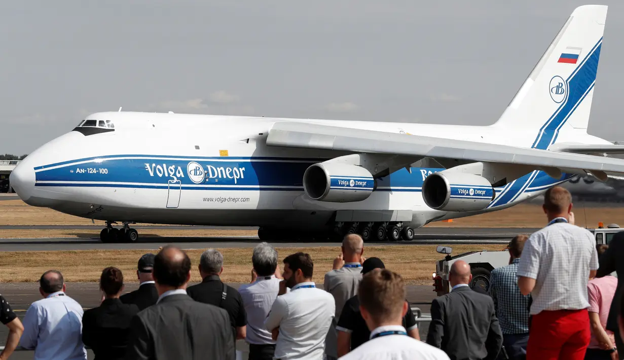 Pesawat kargo Antonov An-124 bersiap untuk lepas landas di Farnborough Airshow, London, Inggris, Kamis (19/7). (Adrian DENNIS/AFP)