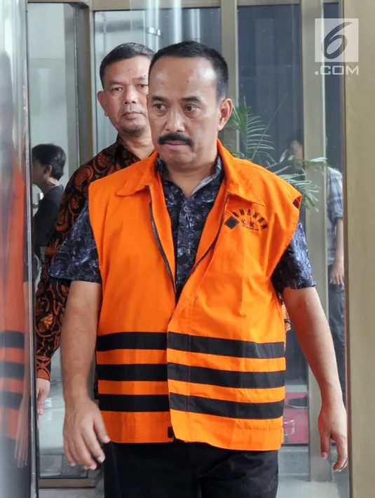 Tersangka suap Wali Kota Blitar nonaktif Muhammad Samanhudi Anwar tiba di kawal petugas untuk menjalani pemeriksaan di gedung KPK, Jakarta, Jumat (13/7). Samanhudi diduga menerima suap dari pengusaha Susilo Prabowo. (Merdeka.com/Dwi Narwoko)