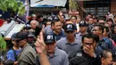 Cagub DKI Jakarta, Agus Harimurti Yudhoyono (AHY) saat blusukan di kawasan Kampung Pulo, Jakarta, Selasa (27/12). Dalam Kampanyenya AHY berjanji untuk mengurangi jumlah pengangguran dan penciptaan lapangan kerja. (Liputan6.com/Gempur M Surya)