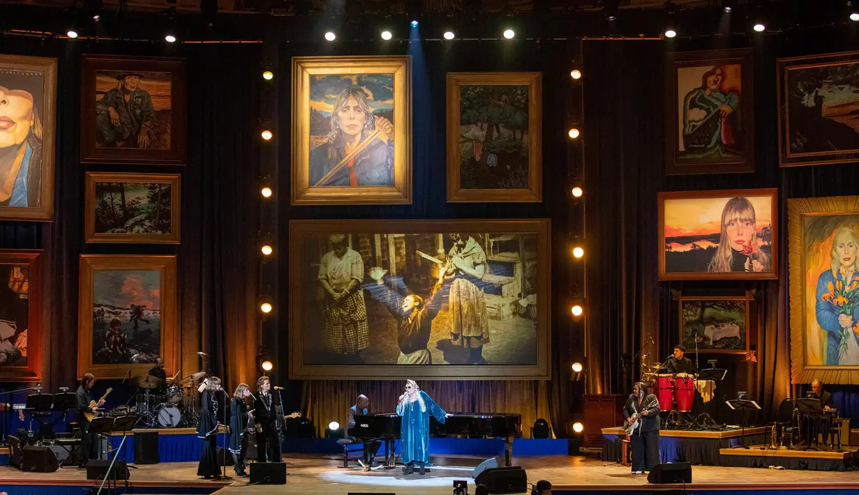 Joni Mitchell tampil dalam acara penyerahan Gershwin Prize yang merupakan penghargaan atas kontribusi seumur hidup seorang musisi pada musik popular di DAR Constitution Hall Washington pada hari Rabu, 1 Maret 2023. Dia adalah pemenang tahun ini. (AP Photo/Amanda Andrade-Rhoades)