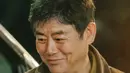 Sung Dong Il berperan sebagai Kang Tae Shik, dia bekerja di rumah sakit sebagai ketua sukarelawan Tim Genie setelah kehilangan makna hidup. (Foto: KBS2 via Soompi)