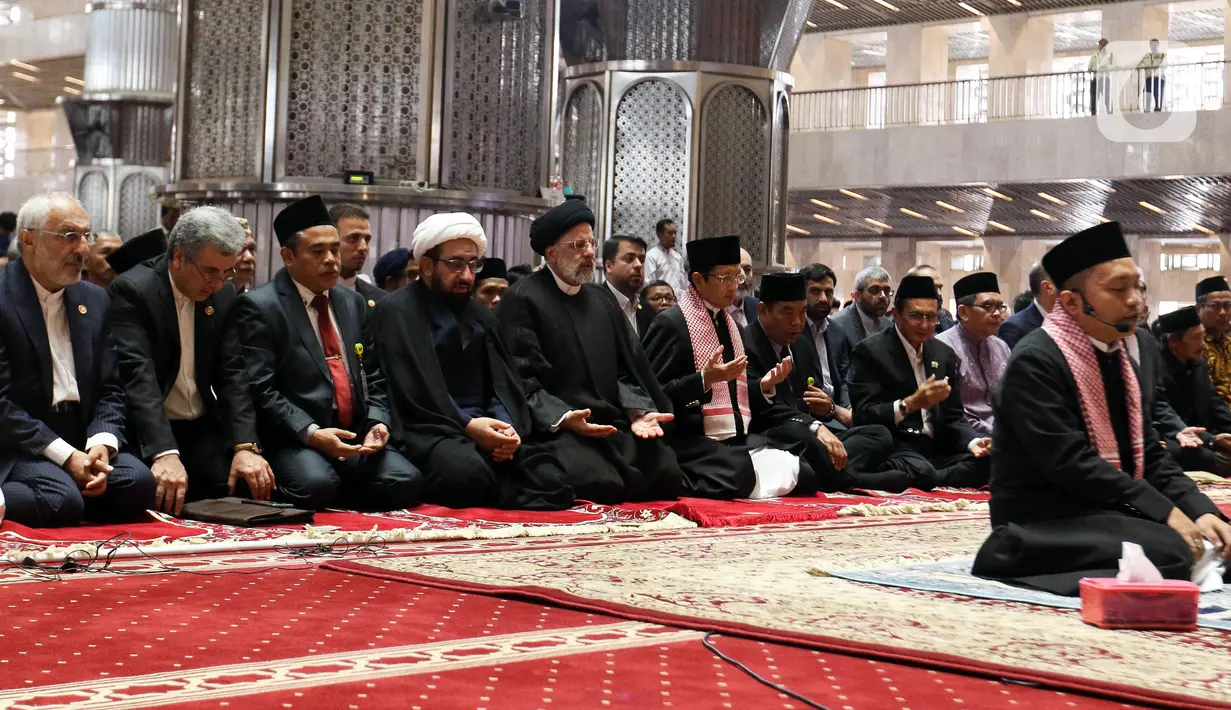 Ebrahim Raisi tampak mengenakan pakaian hitam dengan serban kepala yang juga berwarna hitam. Raisi juga melakukan salat zuhur berjemaah dengan didampingi oleh Imam Besar Masjid Istiqlal Nasaruddin Umar. (Liputan6.com/Herman Zakharia)