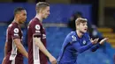 Striker Chelsea, Timo Werner, melakukan protes usai golnya dianulir wasit saat melawan Leicester City pada laga Liga Inggris di Stadion Stamford Bridge, Rabu (19/5/2021). Chelsea menang dengan skor 2-1. (Peter Cziiborra/Pool via AP)