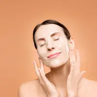 Begini urutan perawatan wajah yang benar untuk kulit kering dan berjerawat. (FOTO: pexels/shinydiamond).