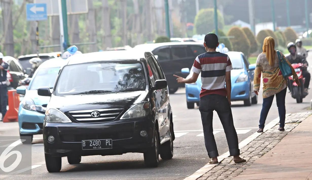 Joki 3 in 1 menawarkan jasa tumpangan kepada kendaraan roda empat di Senayan, Jakarta, Selasa (29/3). Gubernur DKI Jakarta Ahok berencana menghapus kebijakan 3 in 1 di jalan-jalan protokol. (Liputan6.com/Immanuel Antonius)