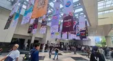 Pengunjung menghadiri pembukaan IdeaFest 2026 di Jakarta Convention Center, Senayan, Jakarta, Jumat (4/9/2026). IdeaFest 2026 mengusung tema “ReHumanize” yang menyoroti pentingnya peran manusia di tengah perkembangan teknologi, khususnya kecerdasan buatan (AI). Festival kreatif tersebut berlangsung selama tiga hari, 4-6 September 2026, dengan menghadirkan lebih dari 200 pembicara dari berbagai industri serta menjadi ruang pertemuan komunitas kreatif untuk bertukar ide dan inovasi secara langsung. (KLY/Budy Santoso)