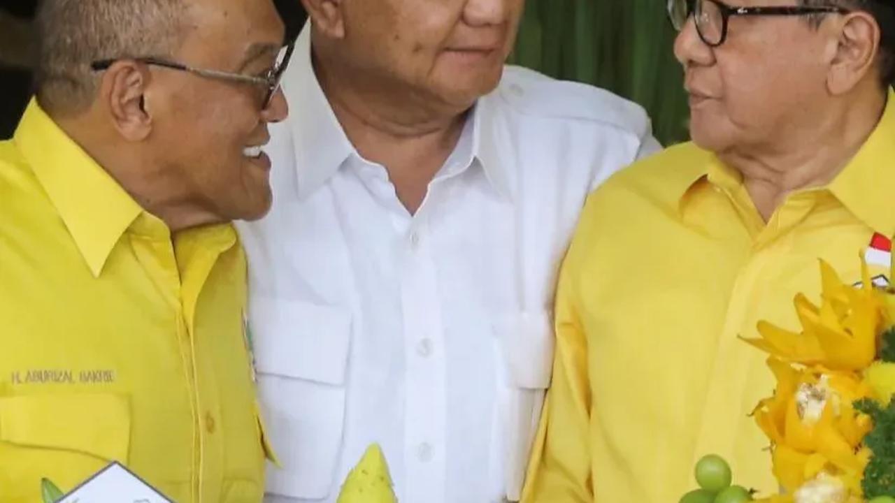 FOTO: Hadiri Syukuran HUT Partai Golkar, Prabowo Akrab Rangkul Akbar Tanjung dan Aburizal Bakrie