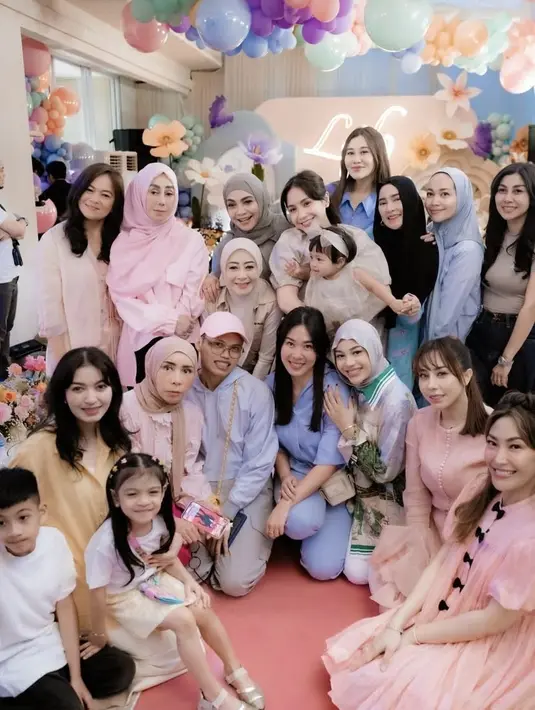 <p>Melly Goeslaw dan Aaliyah Massaid jadi tamu yang hadir di acara ulang tahun Lily. Kedua tampil dengan busana pastel sesuai dress code. [@ melly_goeslaw]</p>