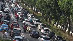 Kendaraan terjebak kemacetan di kawasan Tanjung Barat, Jakarta, (6/7). Banyaknya kendaraan pribadi menjadi penyebab kemacetan di sejumlah ruas jalan Ibu Kota, meskipun saat hari libur dan ditinggal mudik sebagian warganya. (Liputan6.com/Immanuel Antonius)