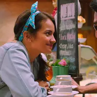 Enzy Storia dalam film "Zodiac: Apa Bintangmu?". (Foto: Prime Video)