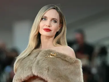 Aktris AS Angelina Jolie menghadiri red carpet film "Maria" pada Festival Film Venice ke-81 di Venice Lido, Kamis (29/8/2024). (Alberto PIZZOLI / AFP)