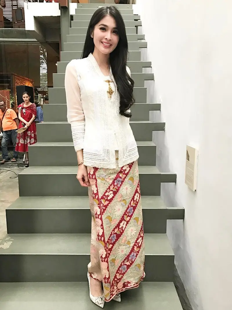 6 Pesona Sandra Dewi Pakai Kebaya, Makin Berkarisma