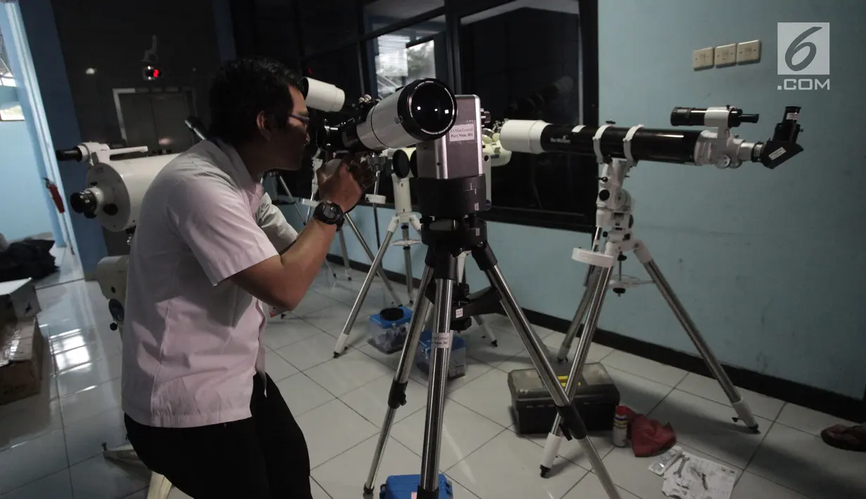 Petugas mengecek sejumlah teleskop yang akan digunakan untuk melihat fenomena Supermoon di Planetarium Jakarta, Selasa (30/1). Planetarium Jakarta menggelar nonton bareng fenomena Supermoon besok malam (31/1). (Liputan6.com/Arya Manggala)