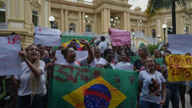 Warga favela Penha berunjuk rasa di depan Istana Guanabara menentang operasi mematikan yang dilakukan polisi terhadap terduga pengedar narkoba dari geng Comando Vermelho, di Rio de Janeiro, Rabu (29 Oktober 2025). (Dok. AP Photo/Silvia Izquierdo).
