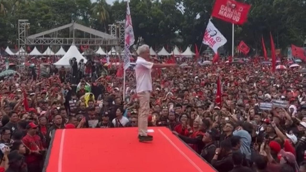 Ganjar Pranowo saat menyampaikan orasi politiknya di dalam kampanye akbar di Lapangan KONI Sario, Kota Manado, Sulut, Kamis (1/2/2024).