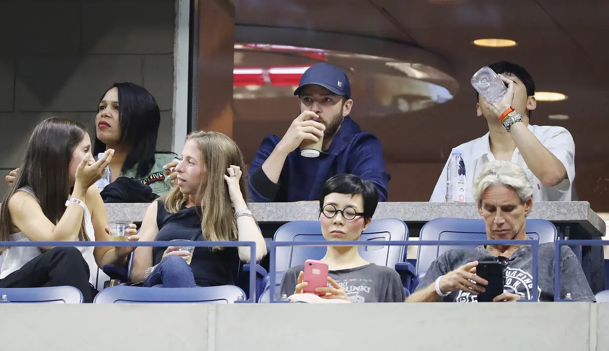 Penyanyi Justin Timberlake saat menyaksikan pertandingan Roger Federer dari Swiss melawan petenis Jerman Philipp Kohlschreiber pada Turnamen AS Terbuka 2017 di USTA Billie Jean King National Tennis Center di New York (4/9). (Abbie Parr/Getty Images/AFP)