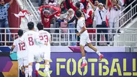 Kemenangan dramatis diraih Timnas Indonesia U-23 setelah menyingkirkan Korea Selatan U-23 lewat drama adu penalti 11-10, setelah hingga babak perpanjangan waktu skor sama kuat 2-2 pada laga perempatfinal Piala Asia U-23 2024 di Abdullah bin Khalifa Stadium, Doha, Qatar, Jumat (26/4/2024) dini hari WIB. Eksekusi penalti Pratama Arhan menjadi penentu Garuda Muda memulangkan Korea Selatan U-23, sang juara pada edisi 2020 dari pentas Piala Asia U-23 2024. dengan hasil ini, Timnas Indonesia U-23 makin dekat ke Olimpiade Paris 2024. (Dok. AFC)