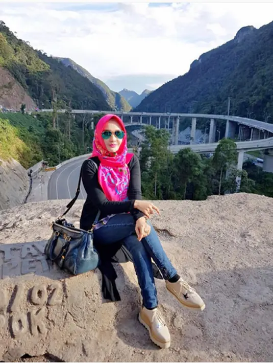 Setelah melalui proses dua kali sidang, pasangan yang menikah sejak 27 Oktober 2012 itu akhirnya berakhir. Meski sidang cerai sempat tertunda karena puasa, akhirnya putusan cerai dibacakan pada sidang kedua. (Instagram/eddiesadellia)