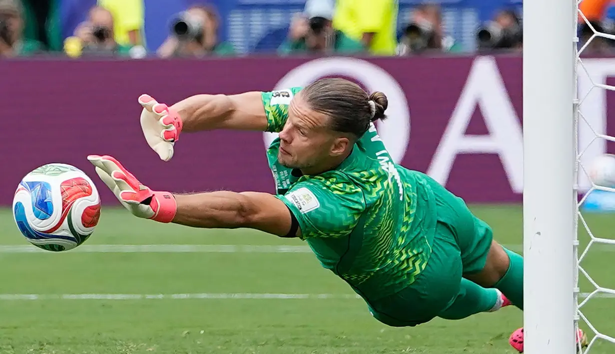 Kiper Norwegia Oerjan Nyland menyelamatkan tendangan penalti selama pertandingan sepak bola babak 16 besar Piala Dunia antara Brasil dan Norwegia di East Rutherford, N.J., dekat New York, Minggu, 5 Juli 2026. (AP Photo/Frank Franklin II)