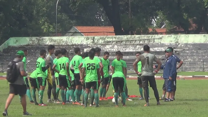 Pelatih Persebaya Surabaya, Iwan Setiawan, memimpin sesi latihan jelang bergulirnya kompetisi Liga 2.