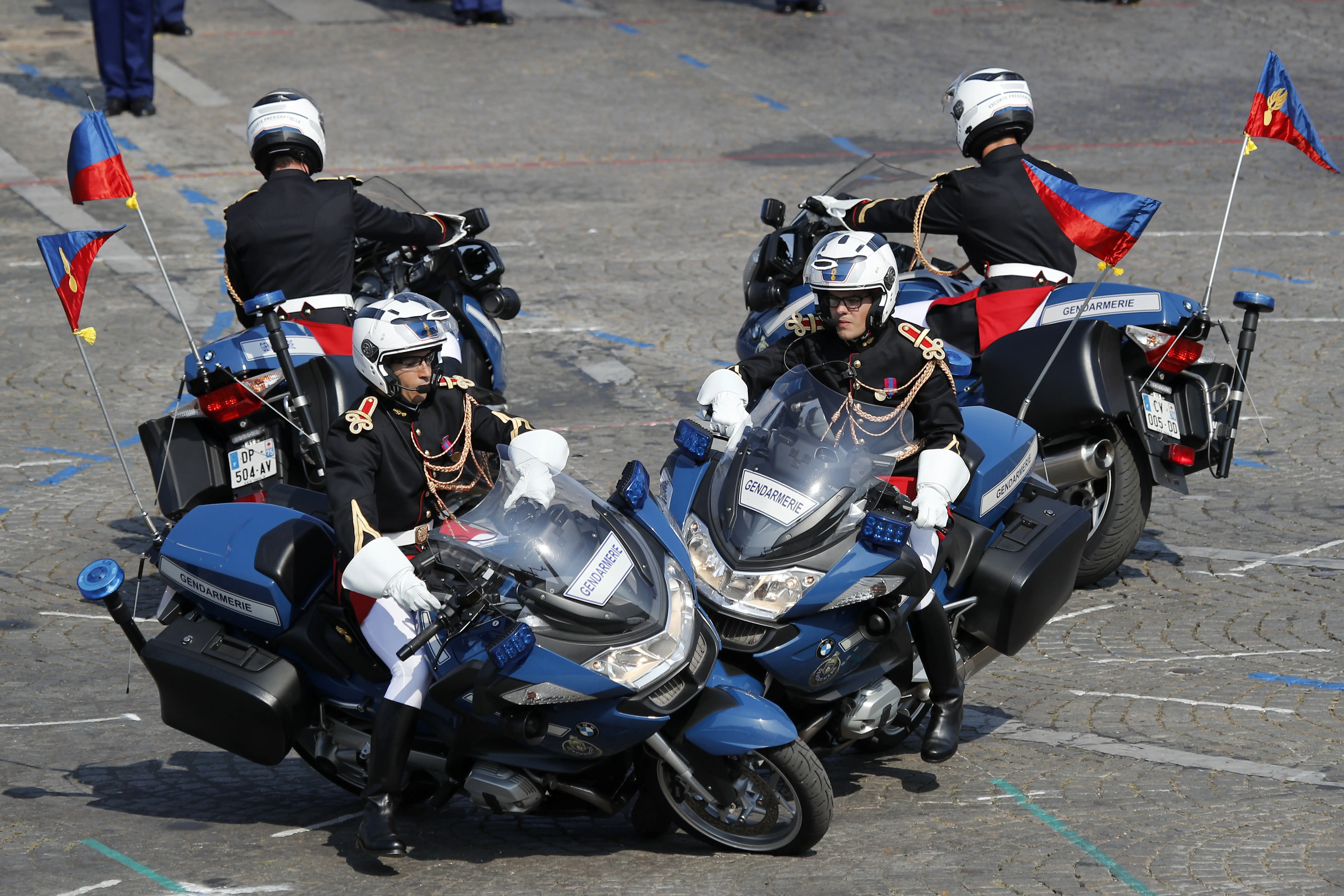 2 Motor polisi bertabrakan di acara peringatan Bastille Day di Paris. (AP)