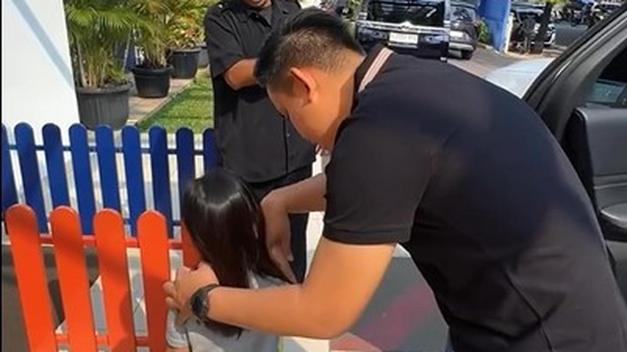 Potret Anak Chacha Frederica Nangis Diantar Sekolah Ayahnya yang Seorang Bupati, Wajah Tetap Disembunyikan
