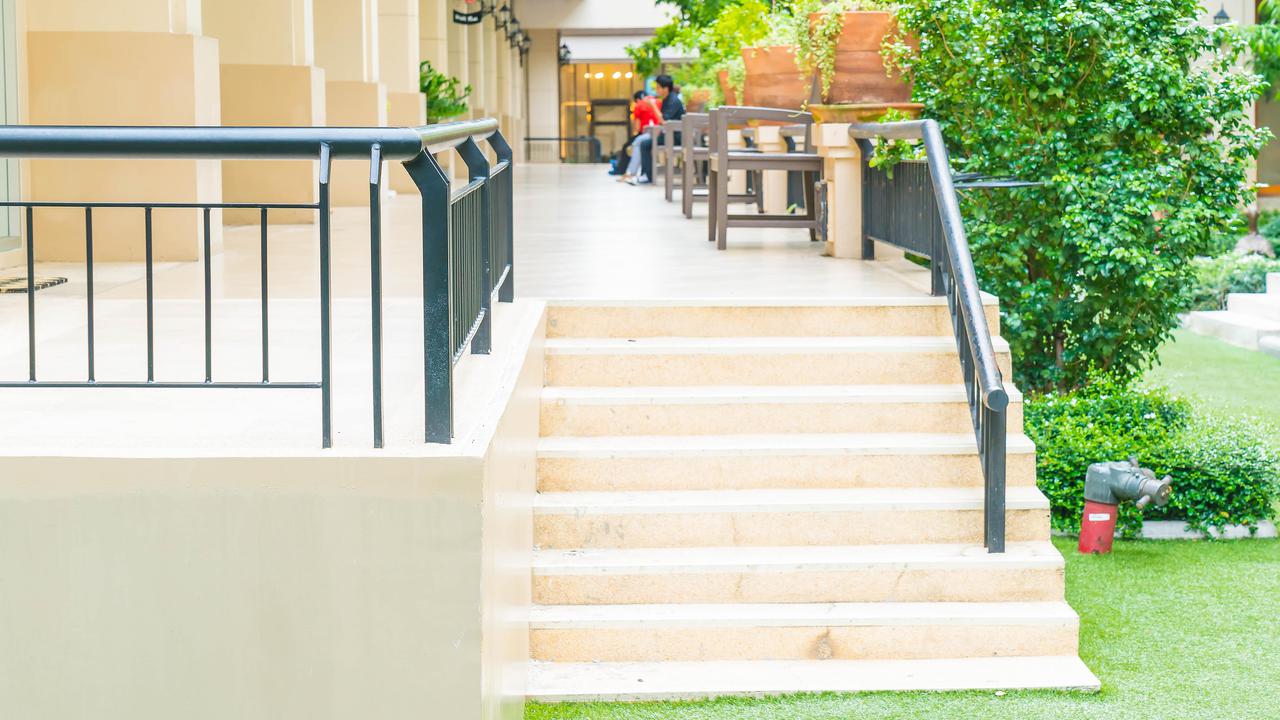 8 Model Tangga Depan Rumah, Bikin Rumah Minimalis jadi Lebih Estetik, Modern dan Elegan