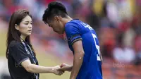 Manajer Timnas Thailand, Watanya Wongopasi, menyalami pemain usai melawan Indonesia pada laga SEA Games di Stadion Shah Alam, Selangor, Selasa (15/8/2017). Kedua negara bermain imbang 1-1. (Bola.com/Vitalis Yogi Trisna)