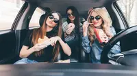 Wanita, Begini Cara Berkendara Agar Bensin Irit