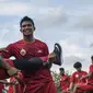 Gelandang Persija, Sandi Sute, melakukan pemanasan saat latihan perdana Macan Kemayoran di Lapangan Sutasoma, Jakarta, Senin (18/12/2017). Latihan ini diikuti oleh 31 pemain, yang tujuh diantaranya pemain baru. (Bola.com/Vitalis Yogi Trisna)