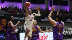 Pebasket Pelita Jaya, Justin Donta Brownlee, saat melawan Tangerang Hawks pada laga IBL 2024 di Indomilk Arena, Sabtu (25/5/2024). (Bola.com/M Iqbal Ichsan)