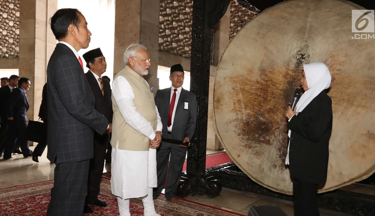 Presiden Joko Widodo bersama PM India Narendra Modi mendengarkan penjelasan ketika mengunjungi Masjid Istiqlal, Jakarta, Rabu (30/5). Kunjungan kenegaraan Narendra Modi tersebut membahas isu-isu bilateral, regional dan global. (Liputan6.com/Angga Yuniar)