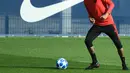 Pemain Paris Saint-Germain (PSG), Neymar saat sesi latihan di Paris Barat, Prancis, Senin (17/9). PSG akan menghadapi Liverpool di Liga Champions pada 19 September 2018. (FRANCK FIFE/AFP)