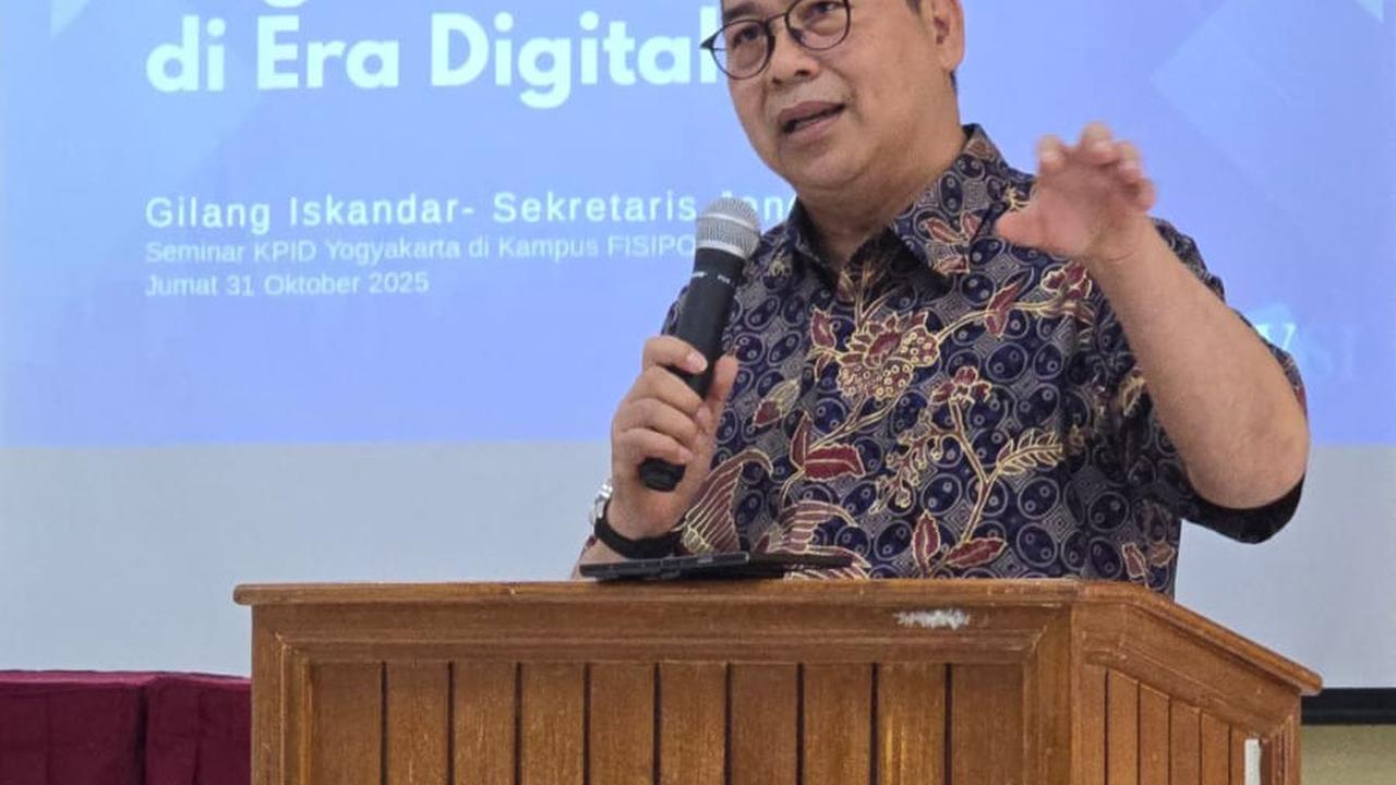 Sekjen ATVSI Gilang Iskandar saat menjadi pembicara di seminar bertajuk 'Keadilan Untuk Siapa : Sebuah Paradoks Regulasi Penyiaran Konvensional dan Digital' di kampus FISIPOL Universitas Gadjah Mada (UGM)