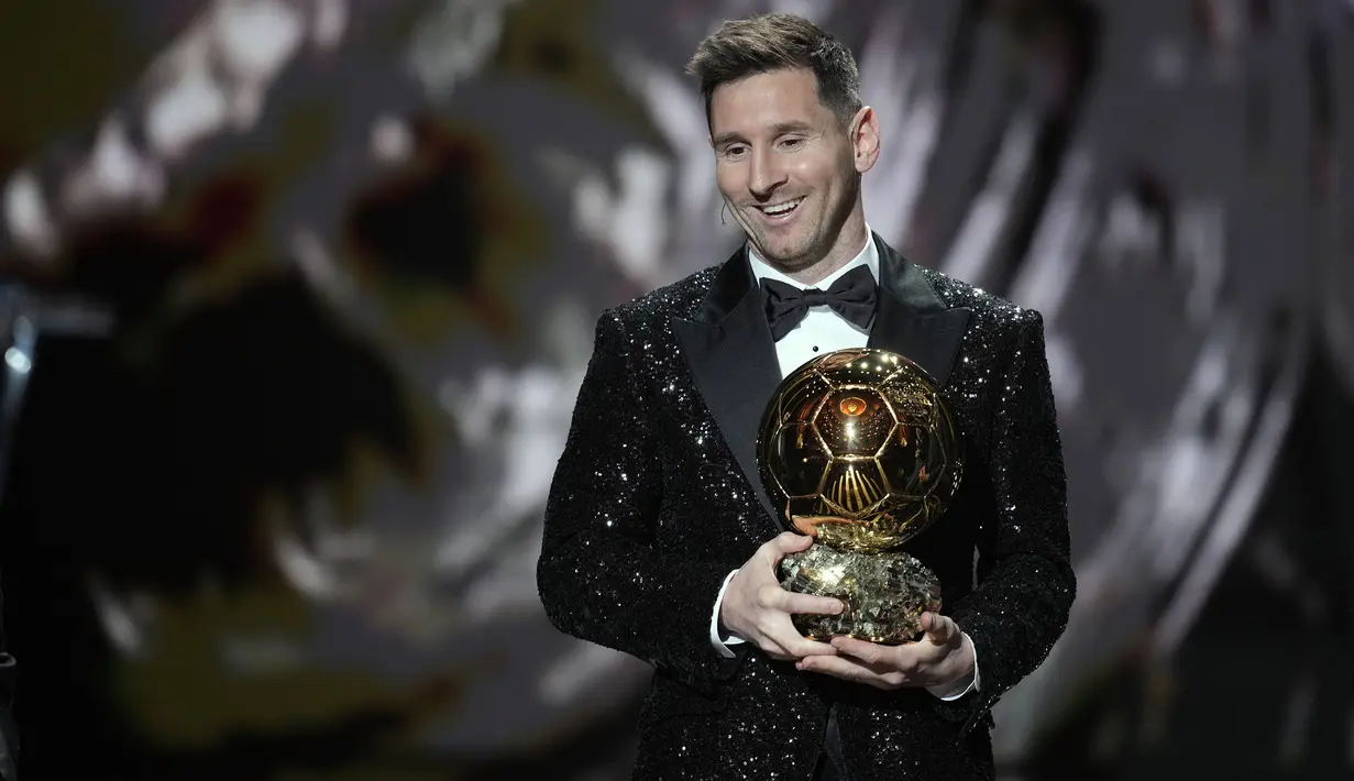 Lionel Messi berhasil menyabet gelar Ballon d'Or 2021 yang berlangsung di Thetre du Chatelet, Paris, Selasa (30/11/2021). Gelar tersebut merupakan penghargaan yang ke-7 Messi sebagai pemain terbaik dunia dari majalah olahraga Prancis, France Football. (AP/Christophe Ena)