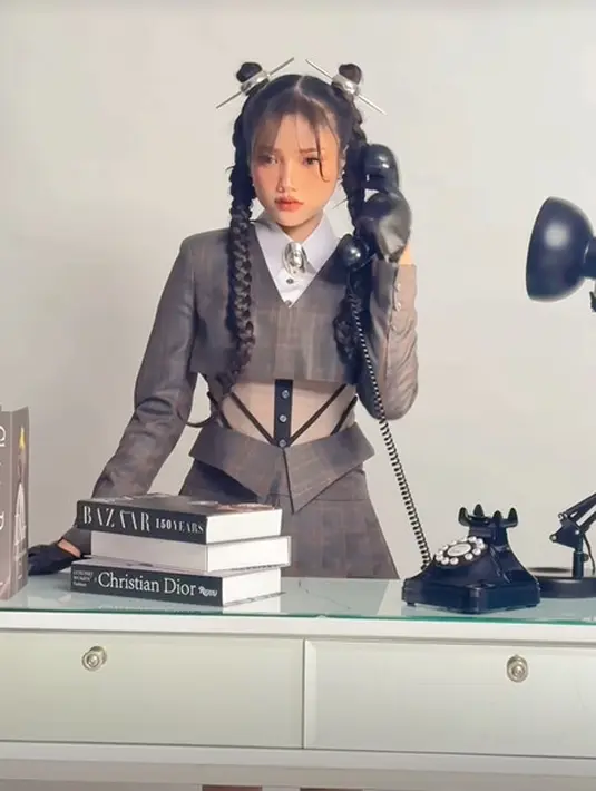 Ia mengenakan setelan cropped blazer dan rok mini abu-abu dengan siluet korset hitam [@fdphotography90]