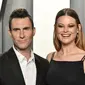 Adam Levine dan Behati Prinsloo saat menghadiri 2020 Vanity Fair Oscar Party. (FRAZER HARRISON / GETTY IMAGES NORTH AMERICA / GETTY IMAGES VIA AFP)