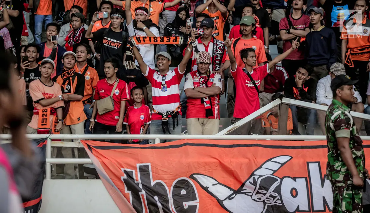 Penampakan pagar pembatas tribun penonton yang rusak saat pertandingan Shoppe Liga 1 antara Persija dengan Persib di SUGBK, Jakarta,  Rabu (10/7/2019). Suporter sepak bola merusak sejumlah pagar pembatas usai berakhirnya laga Persija kontra Persib. (Liputan6.com/Faizal Fanani)