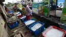Sejumlah nelayan beraktivitas di Dermaga Muara Angke, Jakarta, Selasa (19/2021). Memasuki musim pancaroba ditambah kencangnya angin, nelayan mengatakan hasil tangkapan ikan menjadi tidak menentu. (merdeka.com/Imam Buhori)