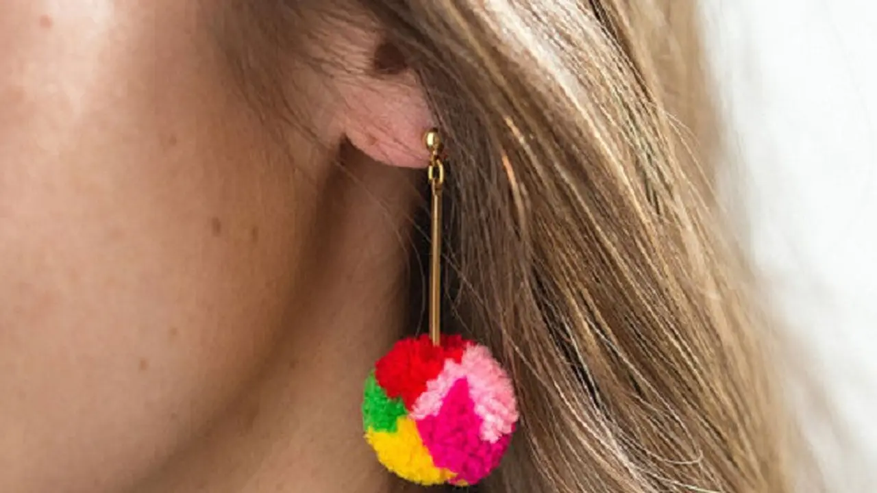 Buat Sendiri Anting Pom-Pom yang Trendi