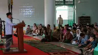Wakil Presiden Jusuf Kalla (JK) memberikan pidato saat meninjau Mesjid Raya Bukaka Watampone, Makassar, Sabtu (6/6/2015). Rencananya Masjid Raya Bukaka akan segera direnovasi. (Liputan6.com/Faizal Fanani) 