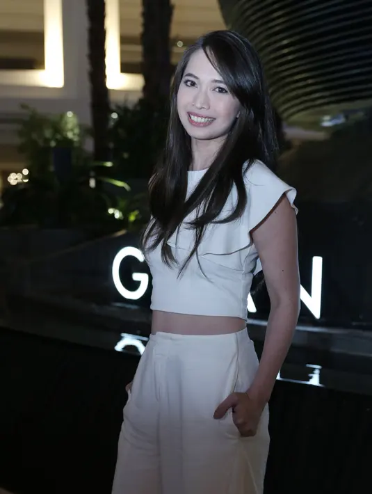 "Saya dari kecil emang udah banyak gaya centil. Jadi saya kepengen apa yang jadi kesukaan saya, saya coba bikin satu rancangan atau desain baju," ungkapnya di hotel Grand Melia, Kuningan, Jakarta Selatan, Jumat (11/11/2016). (Galih W. Satria/Bintang.com)