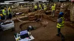 Awak konstruksi dan arkeolog bekerja di penggalian situs kuno di bawah pusat kota Thessaloniki, Yunani (25/4). Penggalian ini sebelumnya merupakan bagian dari proyek pembangunan kereta bawah tanah yang akan selesai pada tahun 2020. (AFP/Aris Messinis)