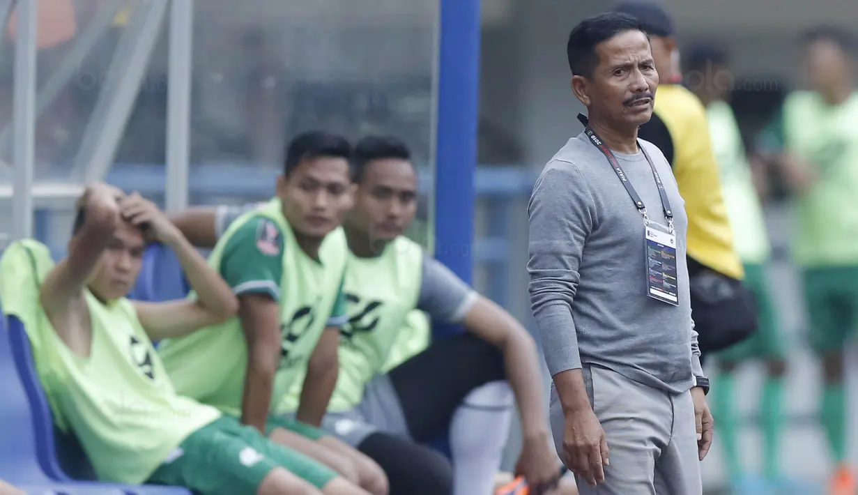 Pelatih PSMS, Djadjang Nurdjaman, memberikan arahan kepada anak asuhnya saat pertandingan melawan Sriwijaya FC pada laga Piala Presiden di Stadion GBLA, Bandung, Jumat (26/1/2018). Sriwijaya FC menang 2-0 atas PSMS. (Bola.com/M Iqbal Ichsan)