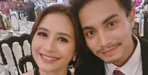 Prilly Latuconsina hadir bersama kekasihnya, Omara. Prilly pun tampil cantik dibalut long dress hitam halteneck blink-blink. Omara pun terlihat rapi dengan setelan jas hitam lengkap mengenakan dasi dan kemeja putih. [@prillylatuconsina96]