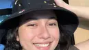 Topi bucket hat menjadikan tampilan sederhana Sitha Marino jadi makin stylish. [Foto: Instagram/ Sitha Marino]