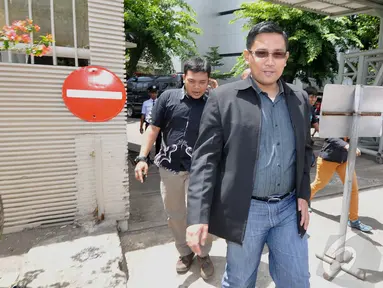 Konsultan hukum, Tomson Situmeang bergegas meninggalkan Gedung KPK, Jakarta, Jumat (9/1/2015). (Liputan6.com/Miftahul Hayat)